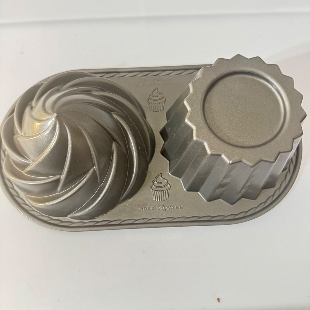 Nordic Ware Cute Cupcake Pan Giant Cupcake Mold Cast Aluminum 6 Cup‎ Silver